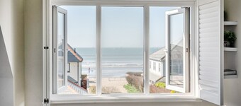Manderely is perfect for some family seaside holiday fun right on the beach in West Wittering