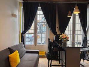 Living area - Vrbo Property (Paris)