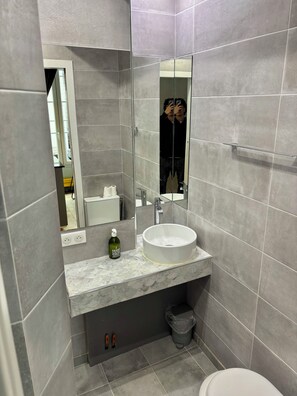 Shower, hair dryer, towels, soap - Vrbo Property (Paris)