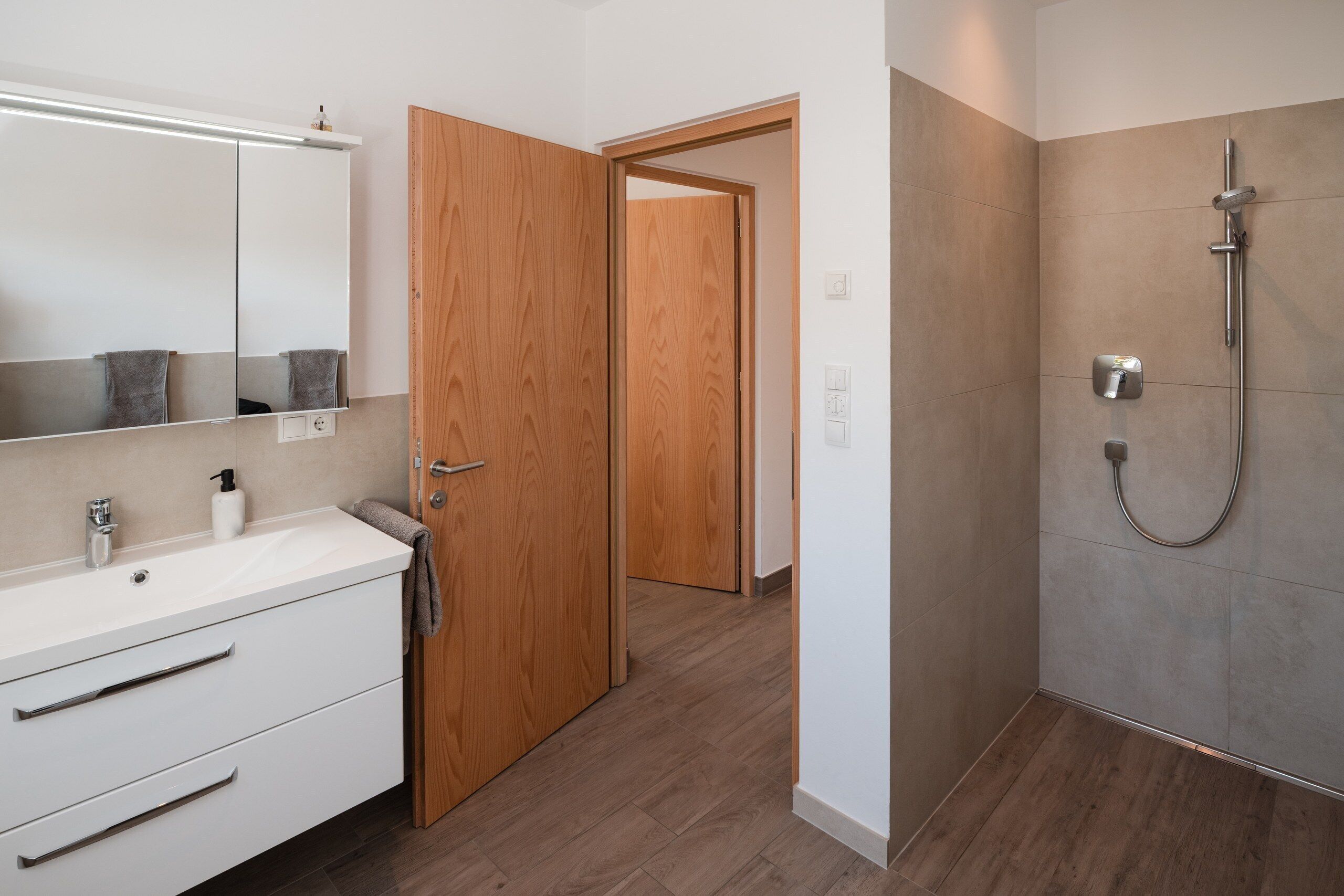Dusche, Haartrockner, Bidet, Handtücher