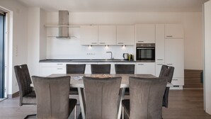 Kaffetrakter/tekoker, kjøleskap, ovn og oppvaskmaskin