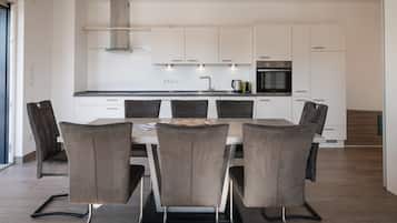 Coffee/tea maker, fridge, oven, dishwasher