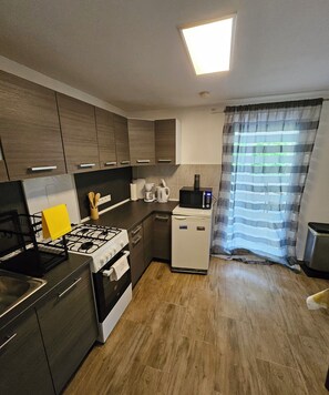 Kühlschrank, Mikrowelle, Ofen, Herdplatte