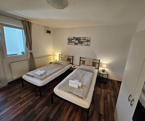 Schreibtisch, Bügeleisen/Bügelbrett, kostenloses WLAN, Bettwäsche