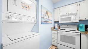 Een koelkast, een magnetron, een oven, een kookplaat