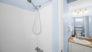 Towels - Sea Breeze 317: 2BR condo w deeded beach access, pool, near Hangout (Gulf Shores)
