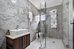 Luxury Double or Twin Room, Garden View | Bathroom - Elidor Guesthouse  (Sandton)