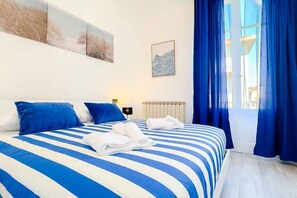 Room - Located on the top floor of a building with an elevator, L’Erika is the perfect retreat for those dreaming of a comfortable, authentic, and stress-free stay in the heart of La Spezia. Just a few steps from the central train station, it allows you to ex (La Spezia)