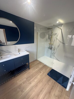 Haartrockner, Handtücher, Toilettenpapier