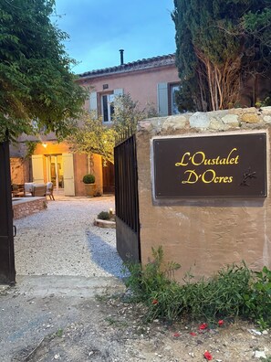 Exterior detail - L'Oustalet d'Ocres (Gargas)