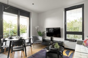 Deluxe-Apartment, Kochnische, Blick auf den Innenhof | Wohnbereich | 40-Zoll-Flachbildfernseher mit Kabelempfang
