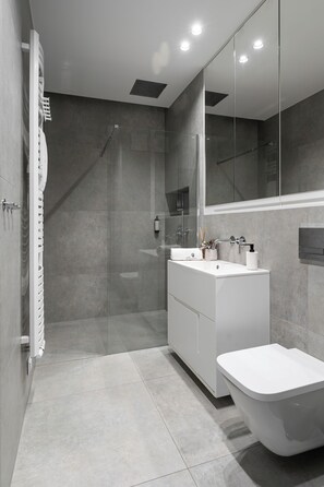 Apartamento luxo, cozinha americana, vista para o pátio | Banheiro