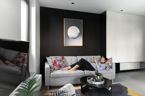 Deluxe-Apartment, Kochnische, Blick auf den Innenhof | Wohnbereich | 40-Zoll-Flachbildfernseher mit Kabelempfang