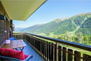 Outdoor dining - Vrbo Property (Goms)
