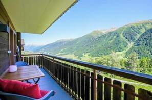 Outdoor dining - Vrbo Property (Goms)