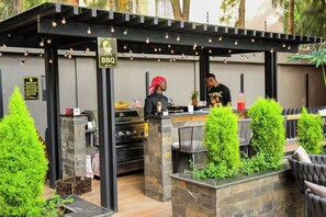 Outdoor dining - Clean, cozy and welcoming space for all my guests. (Nairobi)