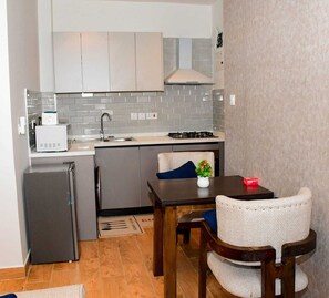 Private kitchen - Clean, cozy and welcoming space for all my guests. (Nairobi)