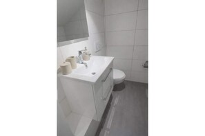 Ducha, secador de pelo, toallas, jabón