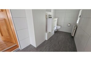 Douche, sèche-cheveux, serviettes fournies, savon
