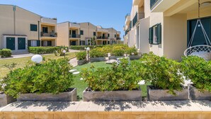 A courtyard with multiple apartment buildings, outdoor lighting, and well-maintained greenery. - Apartment 'La Casa Di Chloe' with Wi-Fi and Air Conditioning (Pachino)