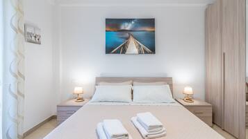 2 bedrooms, iron/ironing board, WiFi