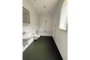 Haartrockner, Handtücher, Seife, Toilettenpapier
