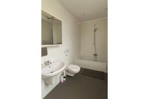 Haartrockner, Handtücher, Seife, Toilettenpapier