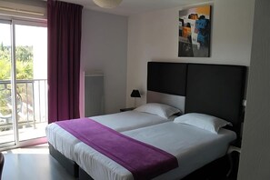 Iron/ironing board, free WiFi, bed sheets - La Baule Getaway | Pet-Allowed | 3.5 mi to Pornichet Beach & Promenade (La Baule-Escoublac)