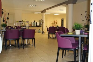 Dining - Slopeside Studio with Kitchenette | Access Sauna & Gym | Stroll to Village Shops (Guillaumes)