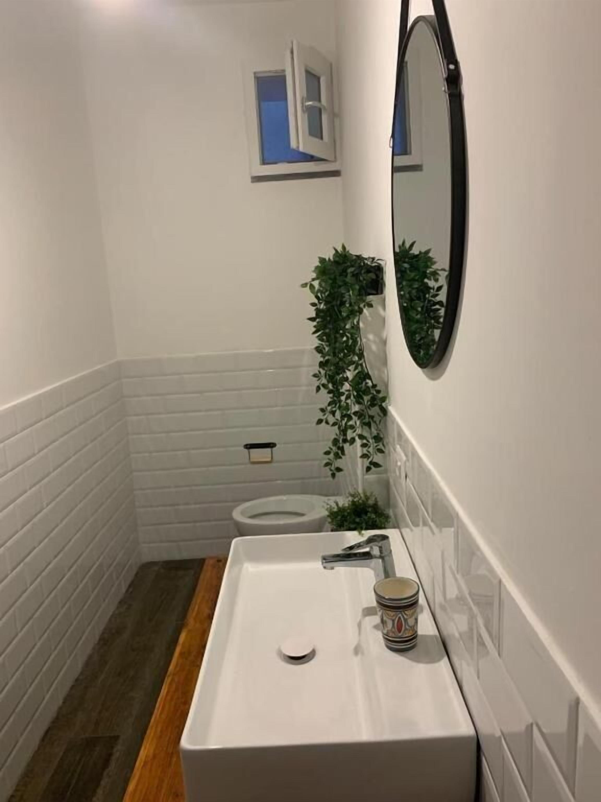 Driepersoonskamer, terras, uitzicht op tuin | Badkamer | Gratis toiletartikelen, een haardroger, handdoeken, zeep