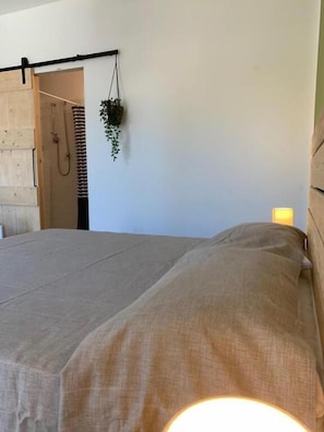 Chambre triple, patio, vue sur le jardin | SystĂšme dâinsonorisation, accessible en fauteuil roulant