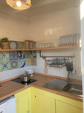 Mini-fridge, cookware/dishes/utensils - Cilento rooms (Agnone Cilento)