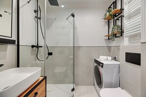 Comfort-Apartment, Balkon | Badezimmer | Dusche, Haartrockner, Handtücher, Seife