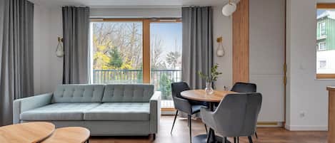 Appartement Confort, balcon | Literie de qualité, ameublement unique, fer et planche à repasser
