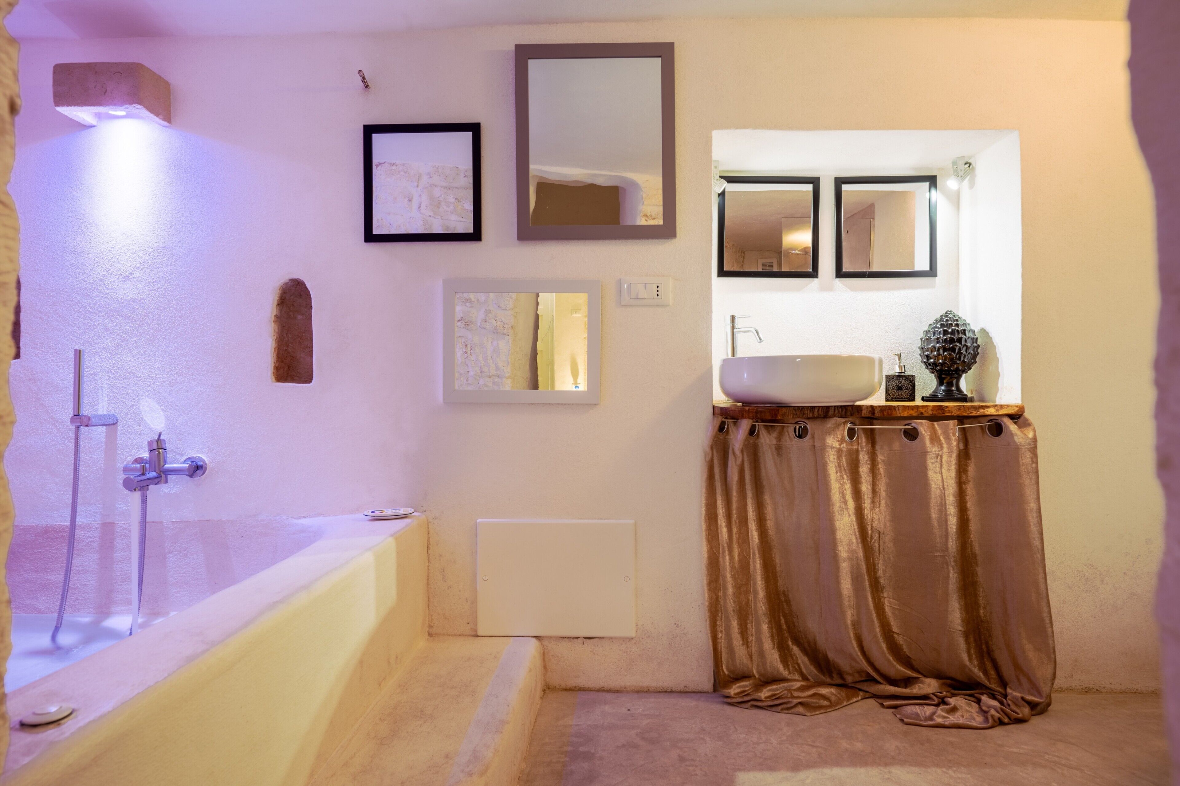 Un bagno con vasca, lavandino, specchio e doccia.