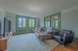 Living area - Stylish bijou near the center of Bern with garden (Bern)