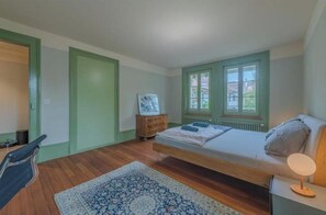 Een strijkplank/strijkijzer, wifi, beddengoed