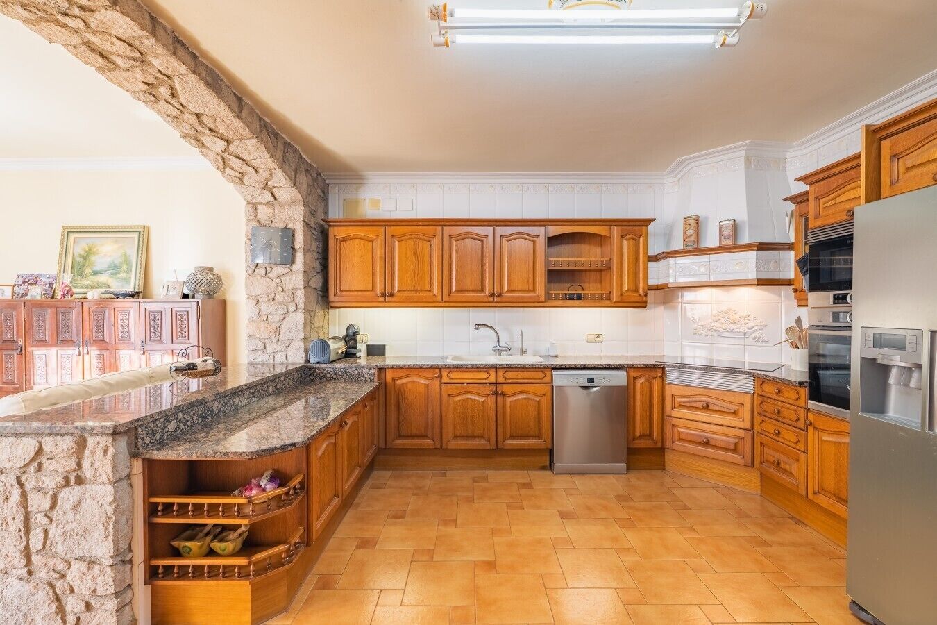 Horno, parrilla de estufa, lavavajillas y cafetera y tetera 