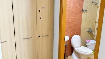 Apartment, 2 Bedrooms, Accessible, Smoking | Bathroom