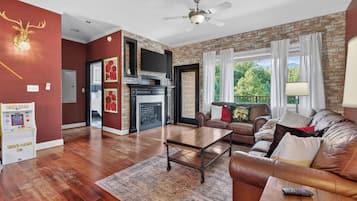 TV, fireplace