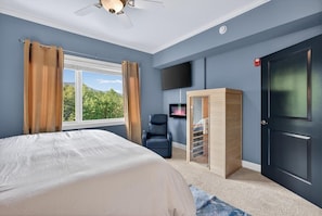 Room - Sauna, Free Dollywood & More, Views! - (Gatlinburg)