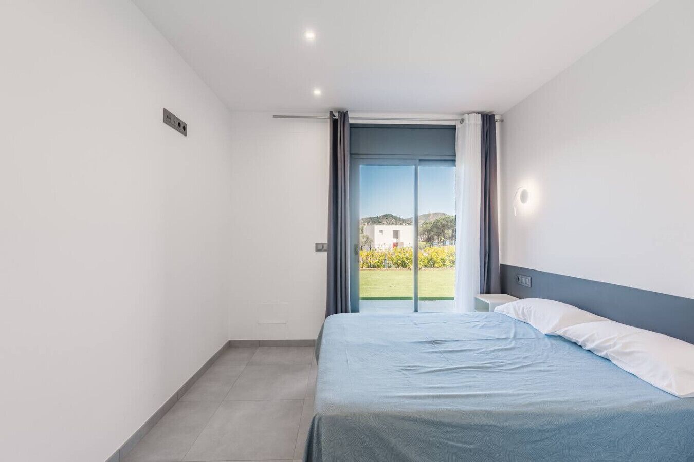 Une chambre à coucher avec un lit, une fenêtre et une vue sur l’extérieur.