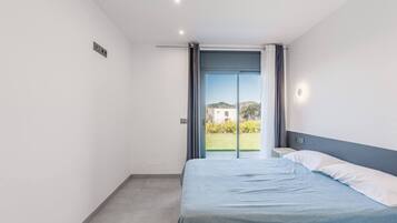 Une chambre à coucher avec un lit, une fenêtre et une vue sur l’extérieur.