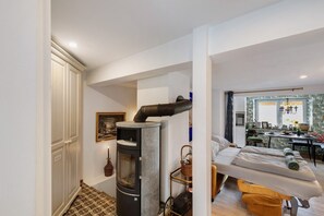 Un intérieur moderne avec une cheminée, un coin repas et un lit.