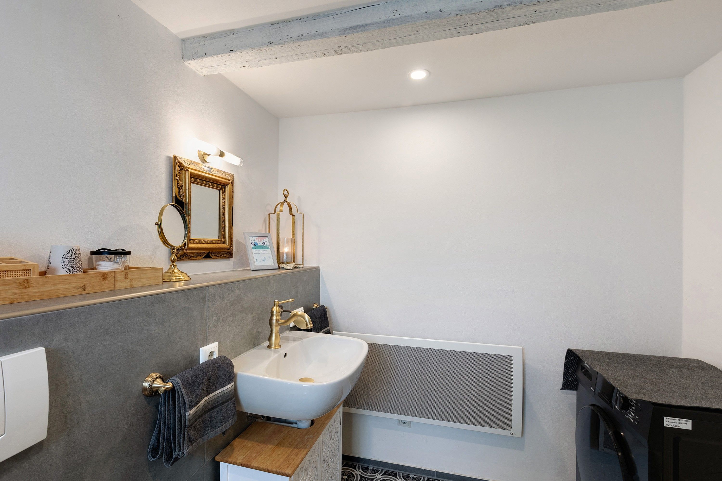 Une salle de bain moderne avec un meuble-lavabo, un évier et un miroir.