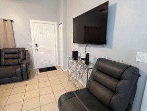 Smart TV - Charming 3BR Home deal for Extended Stays & Families Near the WEC (Ocala)