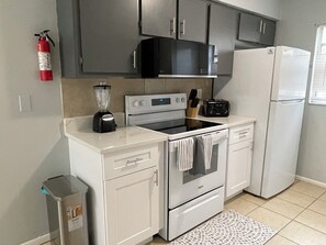 Fridge, microwave, oven, stovetop - Charming 3BR Home deal for Extended Stays & Families Near the WEC (Ocala)