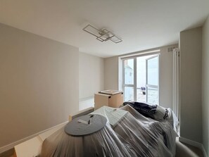 A room with a large window, a ceiling light fixture, and a door leading outside. - 10 Mins Walk to Bond Street Marylebone Retreat (London)
