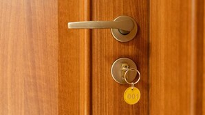 A wooden door with a keyhole and a keyring with a key. - FarawayHomes Aparthotel Vienna Airport #1 (Bruck an der Leitha)
