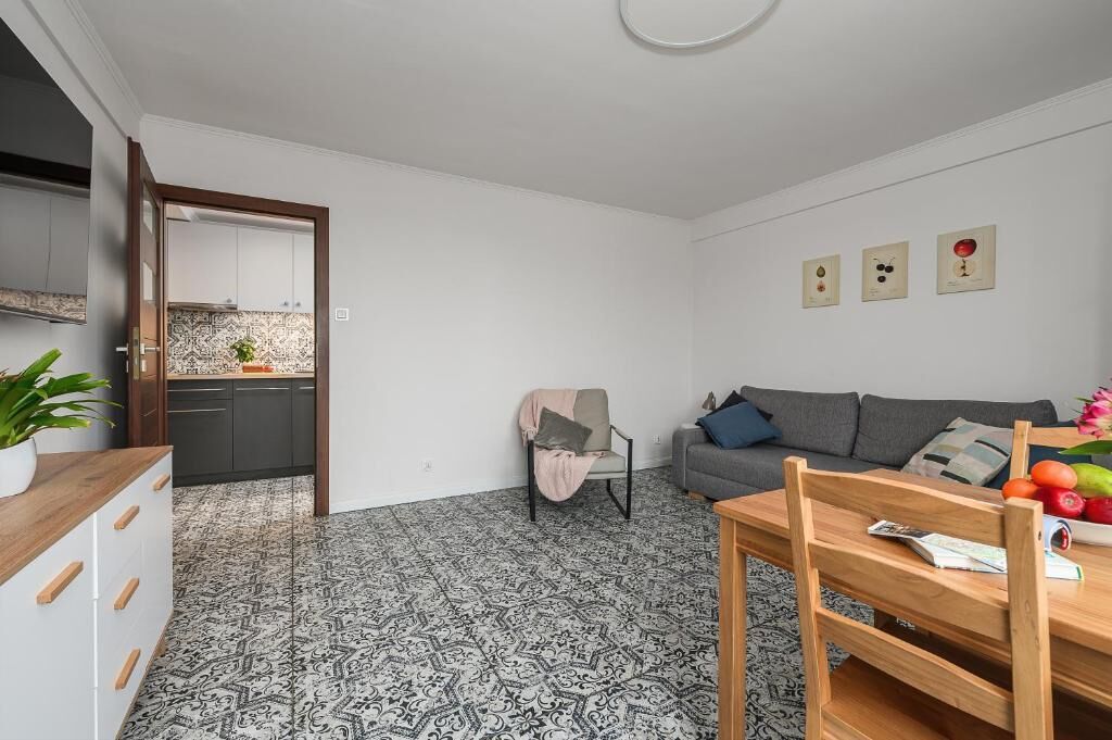 Eine moderne Wohnung mit Küche, Essbereich und Wohnzimmer.